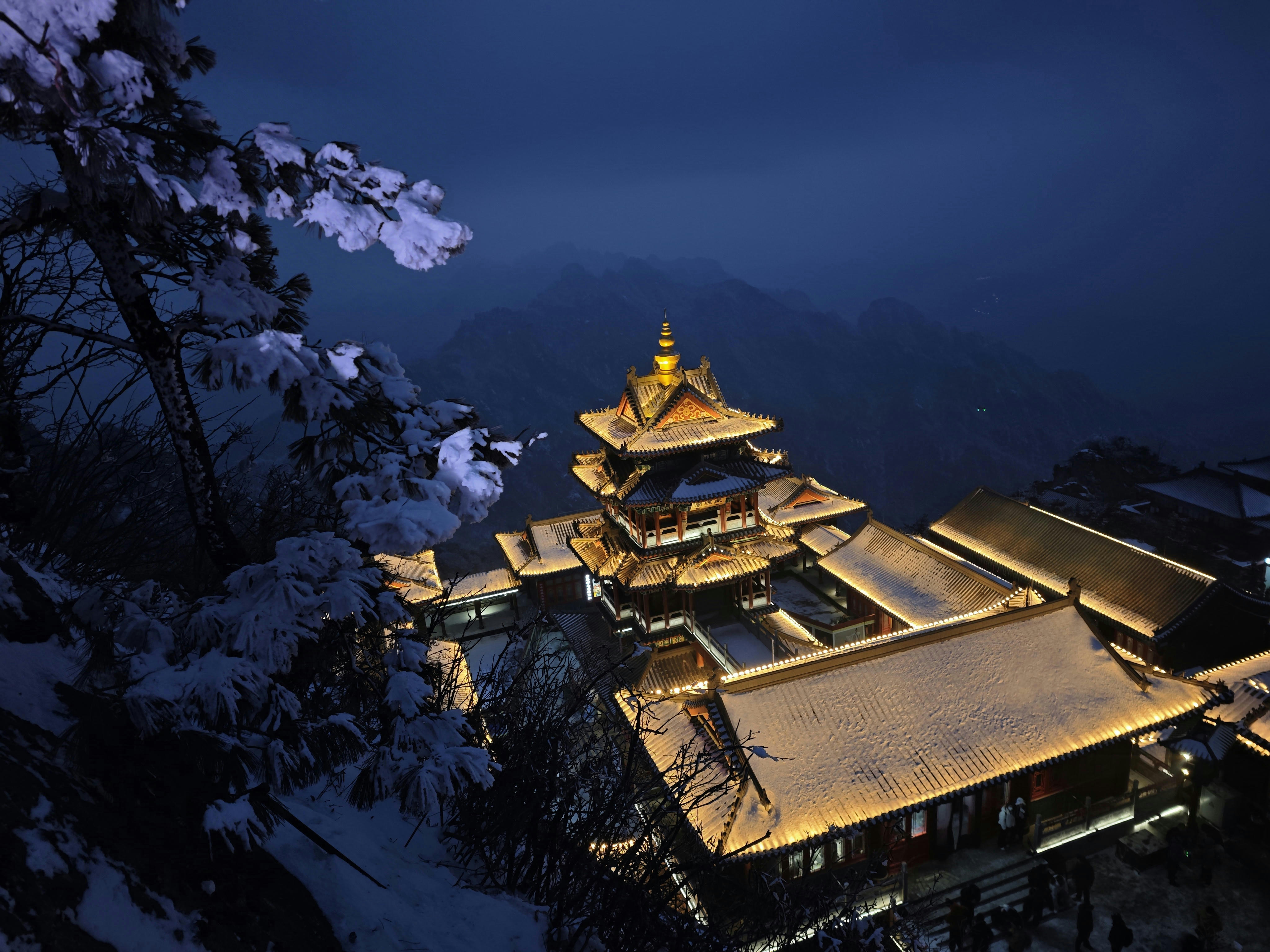 雪下的老君山